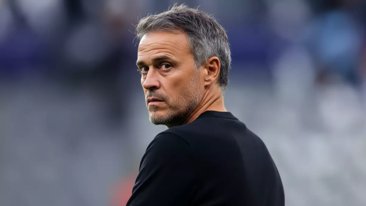 «صدمة مدوية» المدرب يتعرض للانكسار والنجوم تتساقط… هل تلوح في الأفق نهاية موسم باريس سان جيرمان المثالي؟