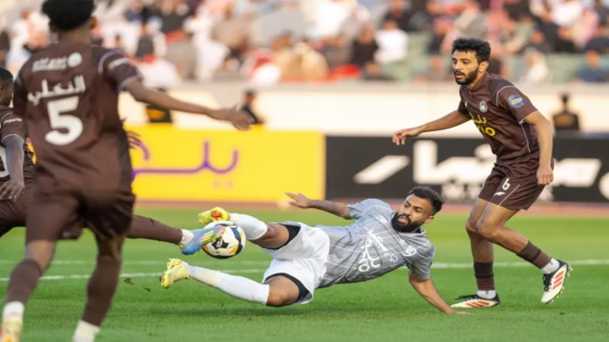 «تأجيج المنافسة في ديربي حائل بعد طرد نواف المطيري… الطائي يضيع فرصة الفوز!»