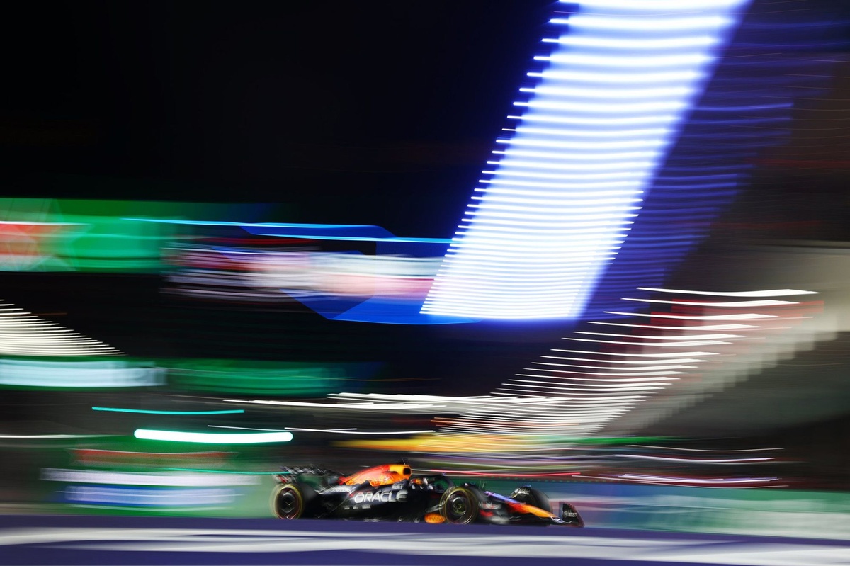 «فيرستابن يحقق انتصاراً مثيراً في سباق لاس فيغاس»