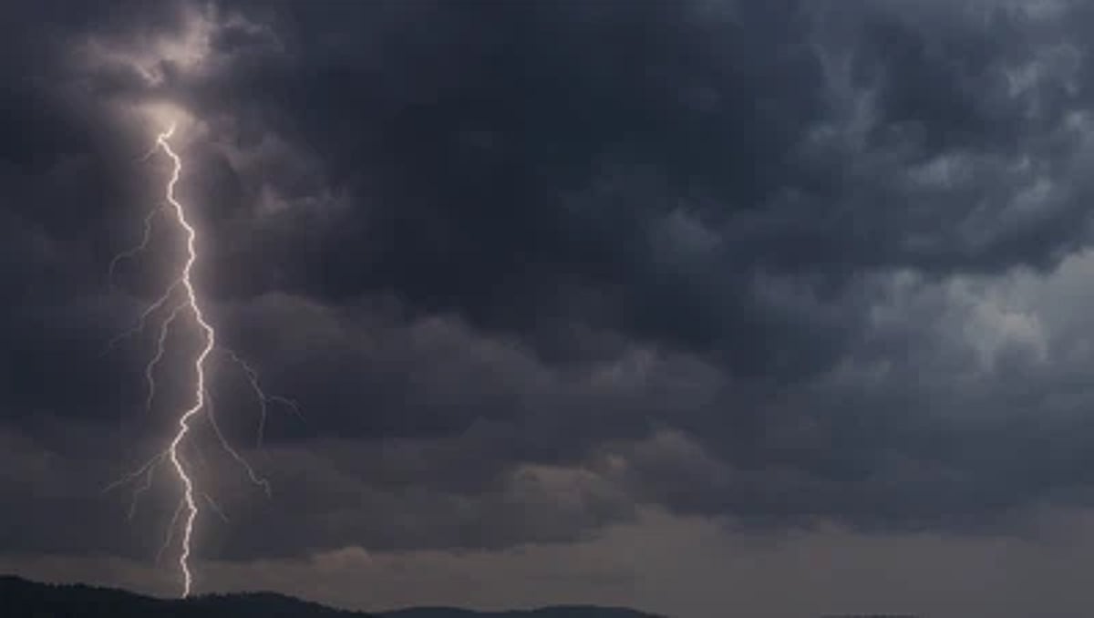 «عاصفة مطرية شديدة تضرب عسير والباحة ومكة مع تحذيرات من السيول»