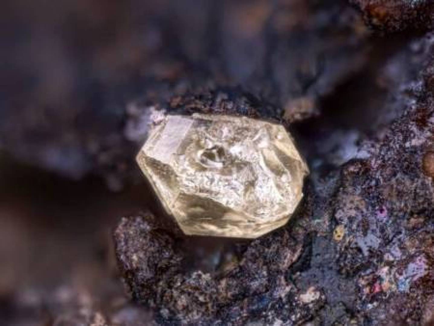 «اكتشاف مذهل داخل صخرة قمرية قد يغير مفاهيمنا عن أصل القمر»