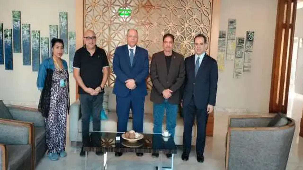 «زيارة ميدانية لدعم بعثة الشطرنج» سفير مصر في الكويت يتفقد استعدادات «فراعنة الشطرنج» في البطولة العربية