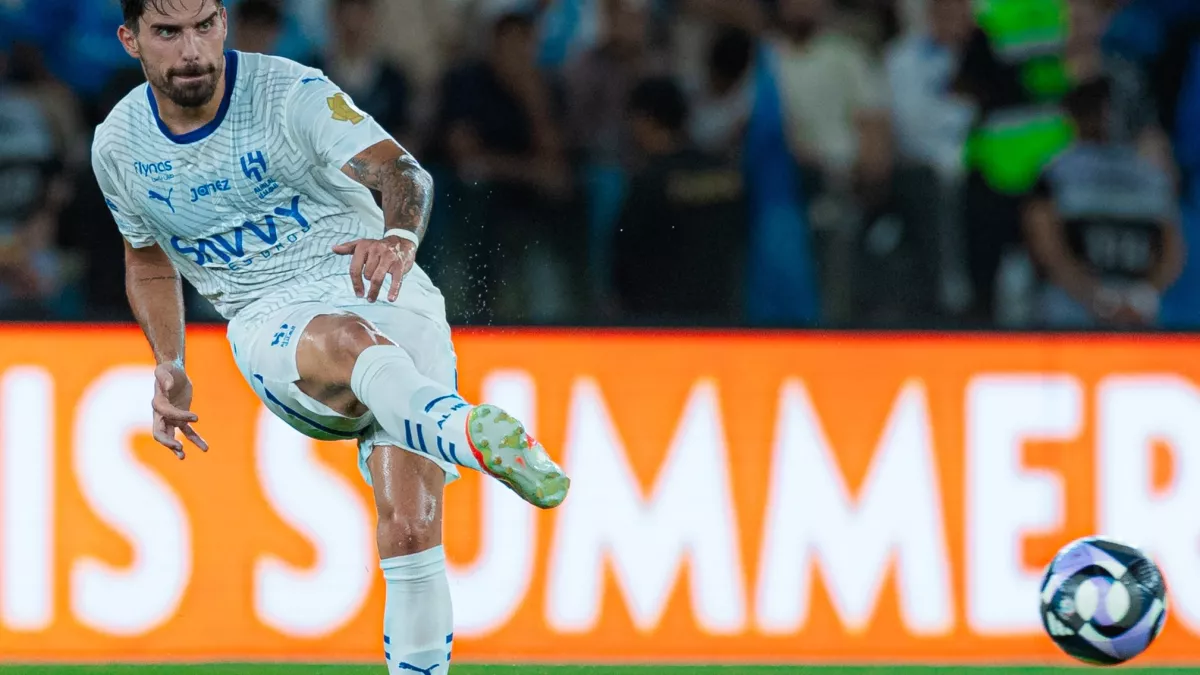 «انقلاب في المفاوضات» نيفيز يصدم الهلال بطلب تجديد عقده والنادي يعلن موقفه النهائي