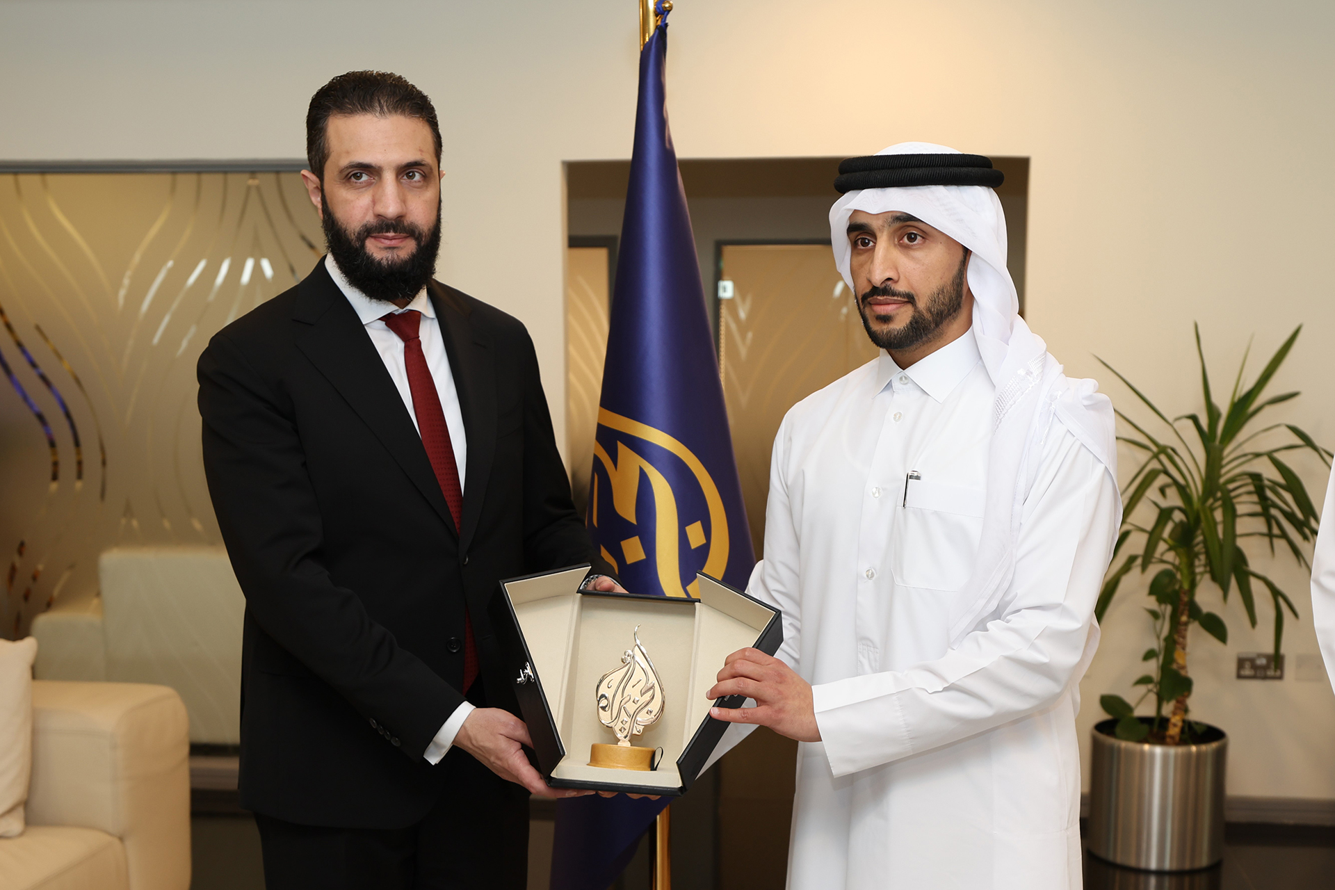 «زيارة تاريخية للشرع لمقر شبكة الجزيرة في قطر»