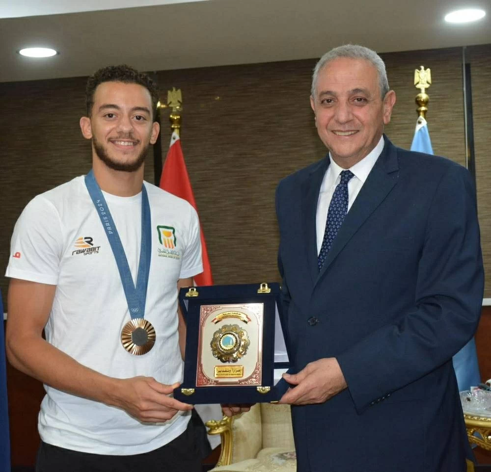 «شهادة تقدير للأبطال» محافظ الغربية يهنئ البطل الأولمبي الذي رفع اسم مصر وأبرز أبطال الغربية عالمياً