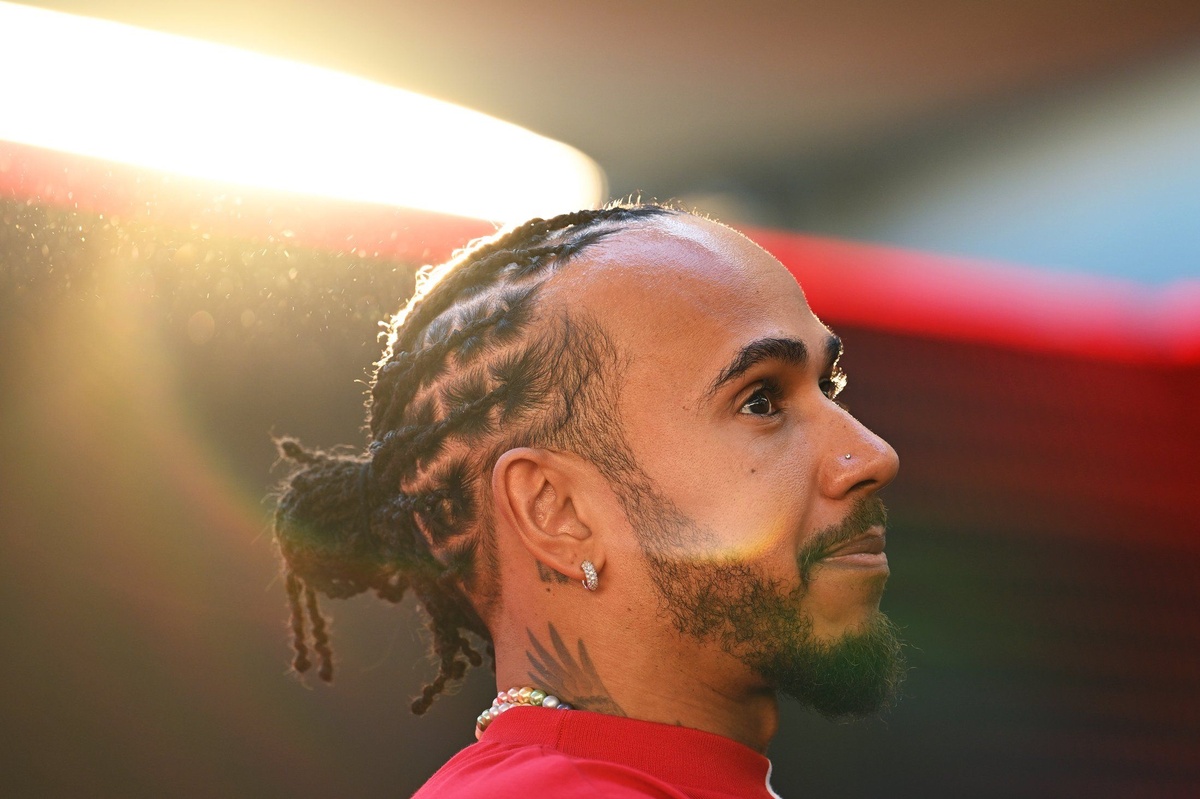 «صورة مثيرة تعكس لحظات السحر» عشاء لويس هاميلتون مع “سائقي 2025” يأسِر الجماهير قبل ختام أبوظبي