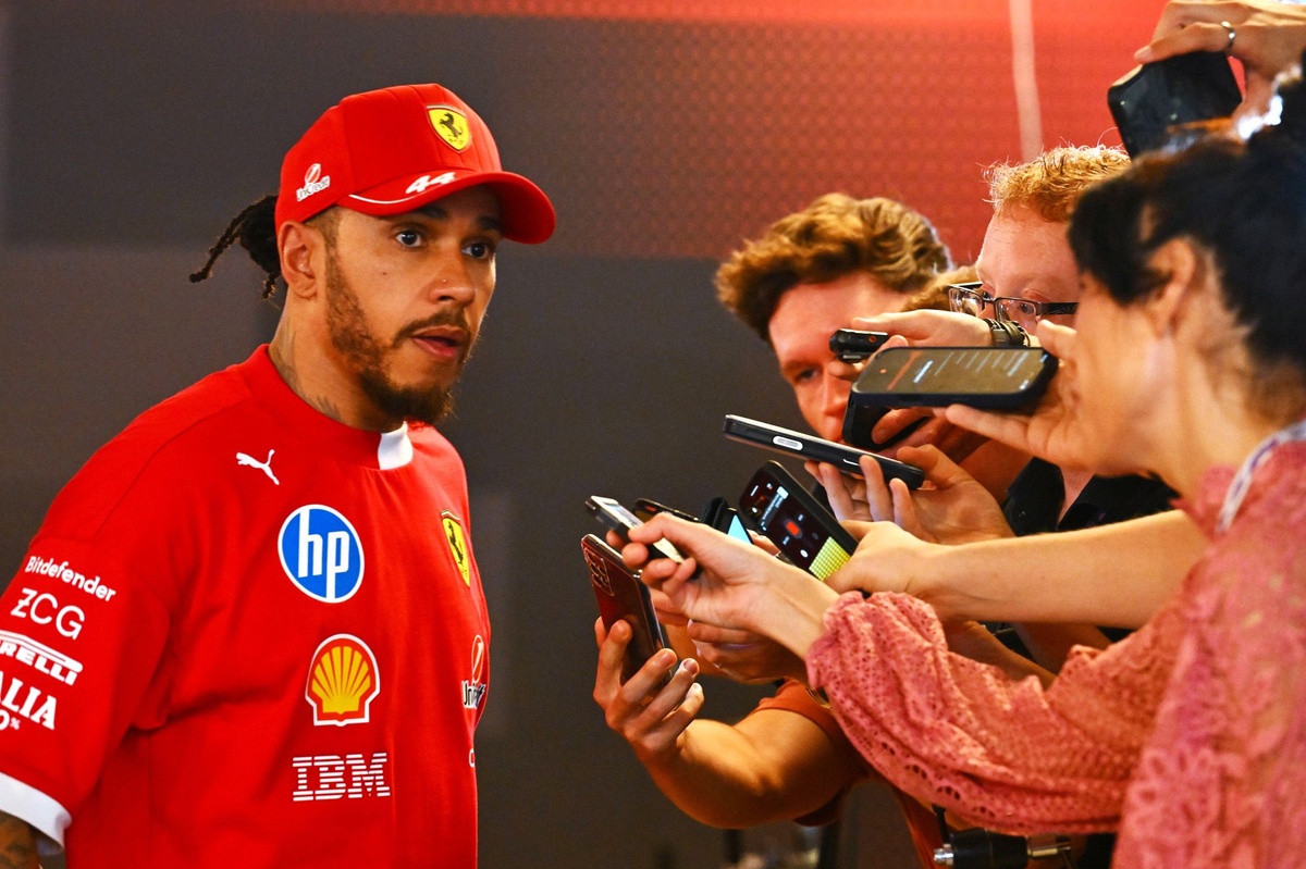 «هاميلتون يهدد بالتخلص من هاتفه» بعد موسم مؤلم مع فيراري في الفورمولا 1