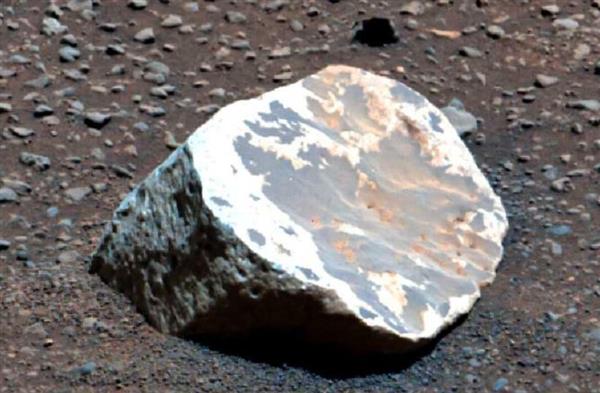 «لغز صادم على كوكب المريخ يكشفه اكتشاف صخور بيضاء»