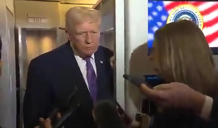 «مراسل يثير غضب ترامب بسؤال عن قرار إيقاف استقبال المهاجرين»  
في فيديو مثير، نجح مراسل في استثارة ردود فعل قوية من الرئيس الأميركي، عقب طرحه سؤالًا حول قرار منع المهاجرين من 19 دولة.