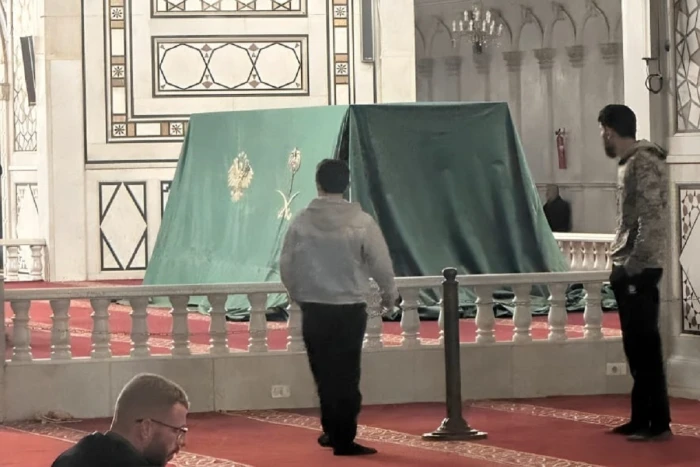 «مفاجأة داخل صندوق في الجامع الأموي بدمشق» تلفزيون سوريا يكشف تفاصيل الهدية السعودية المغطاة بستار أخضر