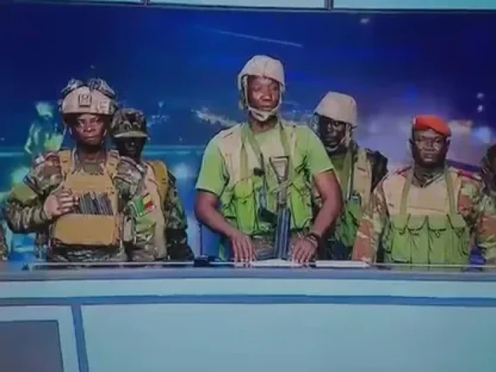 «أفريقيا تشهد انقلابًا جديدًا» عسكريون في بنين يعلنون إقالة الرئيس واستيلاءهم على الحكم بالفيديو