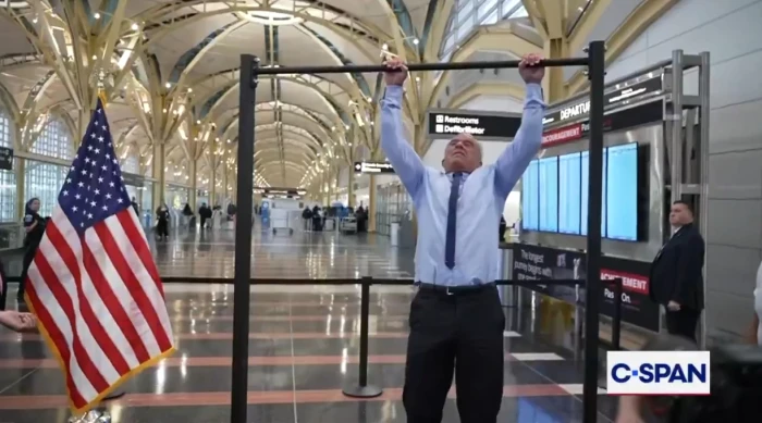 «شجاعة ورشاقة في السبعين: وزير الصحة الأميركي يُظهر لياقته بتنفيذ 20 تمريناً»