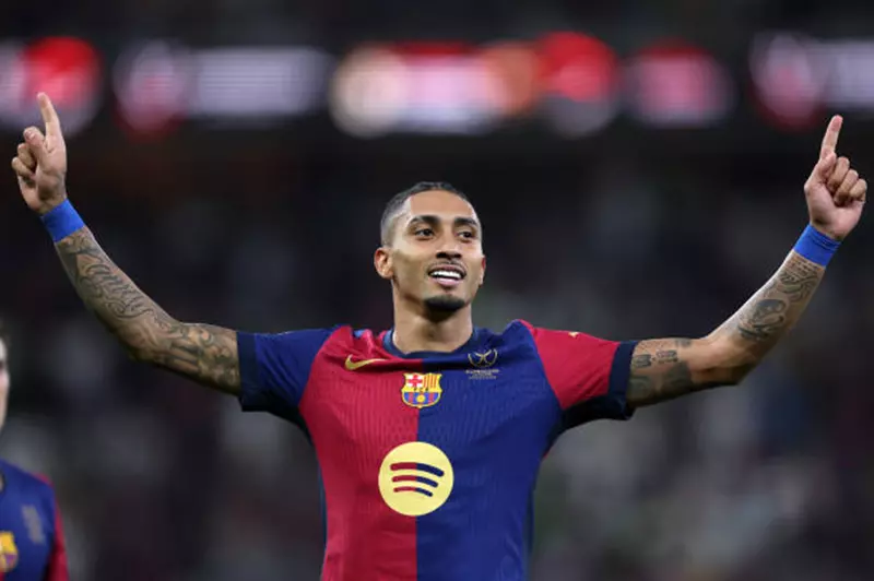 «صدمة في عالم كرة القدم» رافينيا يتساءل عن السبب وراء عدم فوزه بالكرة الذهبية