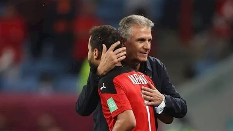 «لحظات مؤثرة» لاعبوا منتخب مصر يحتفلون بتكريم أحمد رفعت قبل مباراة الكويت