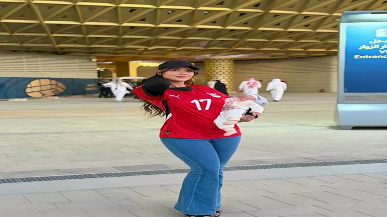 «صور حصرية لزوجة النني وابنه في مباراة منتخب مصر أمام الكويت»