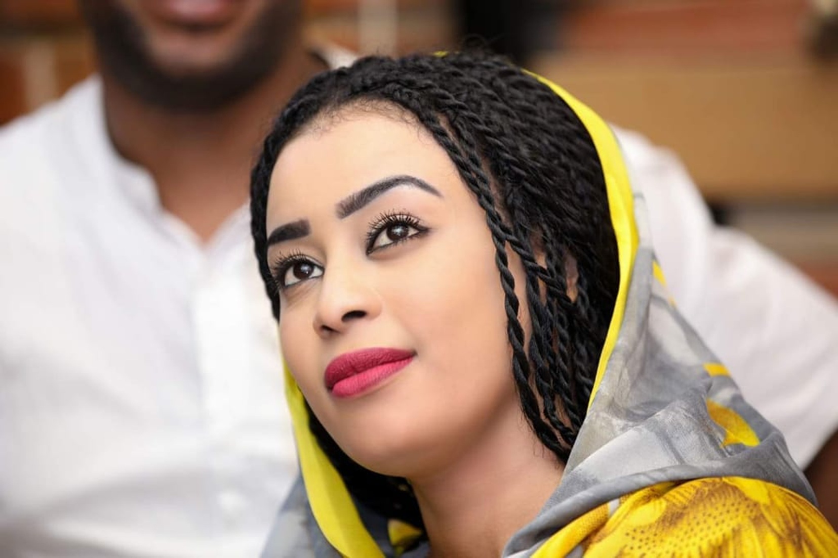 «محور الجدل: الفنانة السودانية إيمان الشريف في مواجهة الاتهامات»