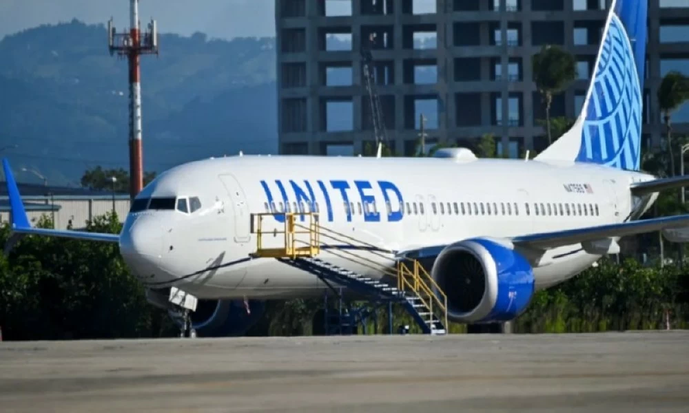 «صراخ وغضب في الأجواء» راكبة تعكر صفو الرحلة وتُجبر طائرة أمريكية على العودة