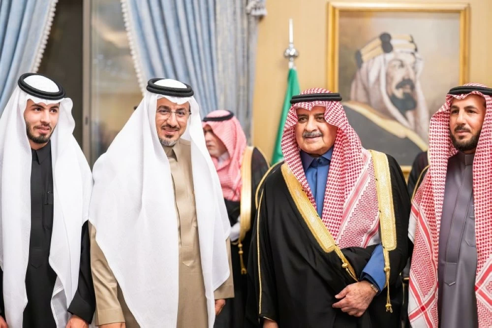 «بخ gesture إنساني نبيل» أمير تبوك يُكرِّم العنزي لتبرعه بكليته لابنة صديقه