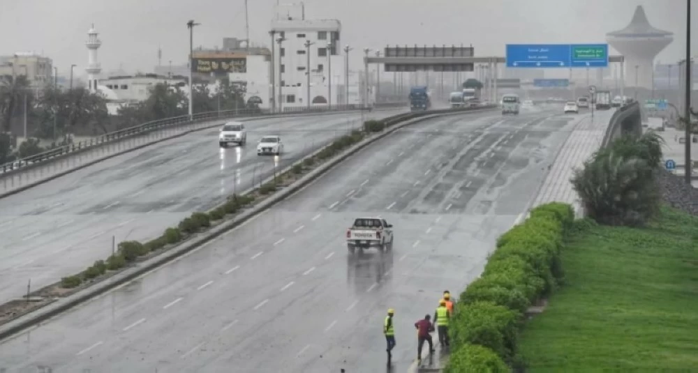 «حذر من أمطار غزيرة في جدة والكامل وخليص وبحرة والدفاع المدني يناشد المواطنين بالحيطة»