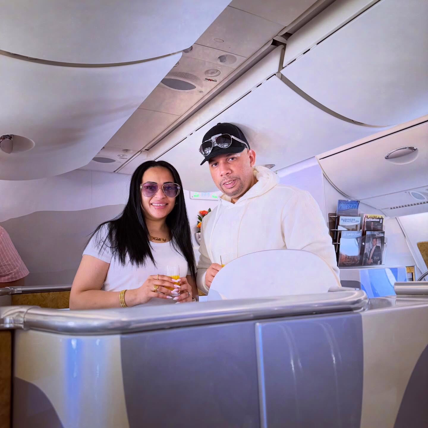 «مغادرة العرسان سعد وكادي: رحلة إلى أمريكا بعد حفل زفاف أسطوري في القاهرة»