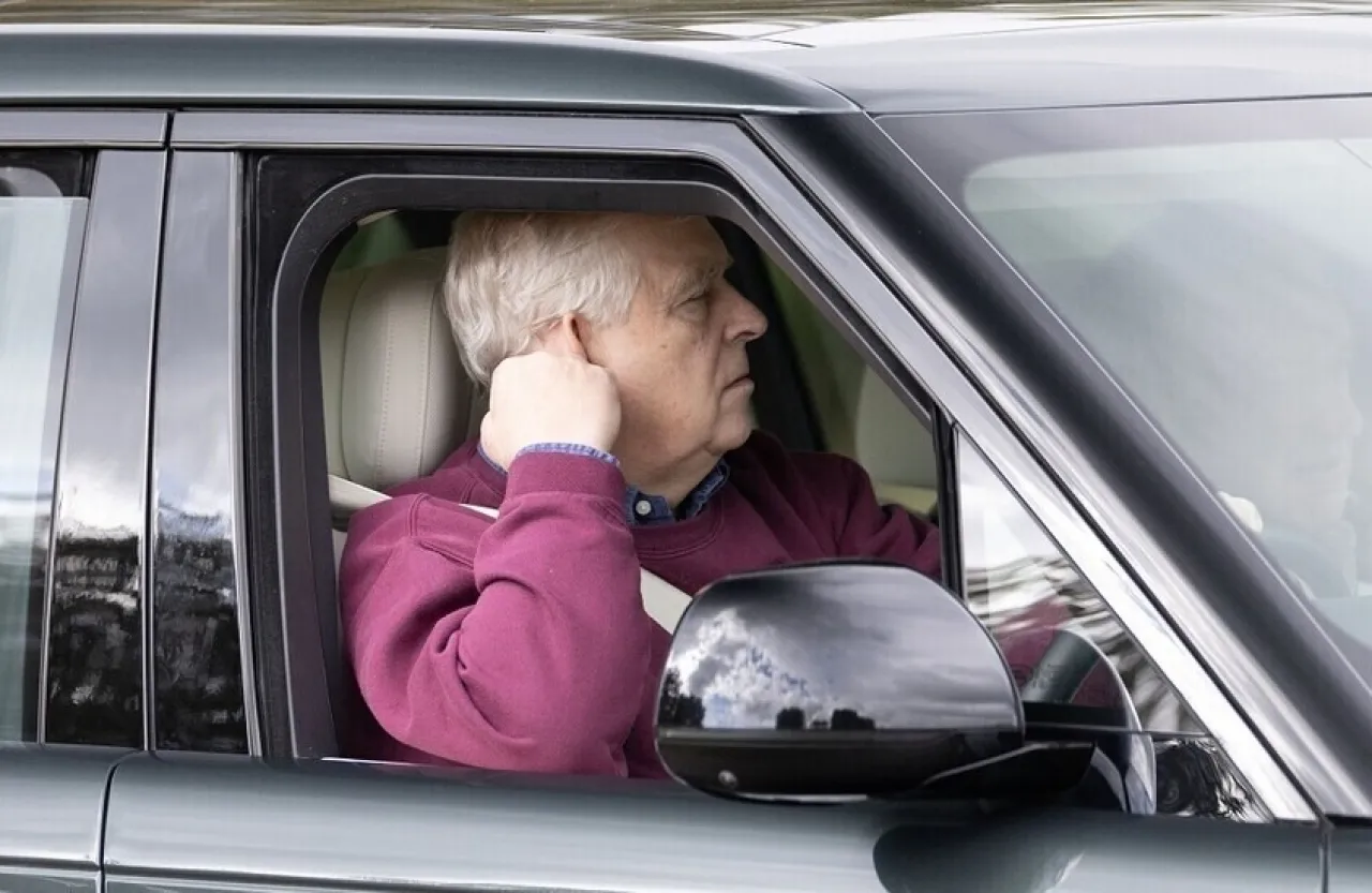 «صراع العائلة الملكية يتجدد» الملك تشارلز ينتزع آخر الألقاب الملكية من شقيقه أندرو