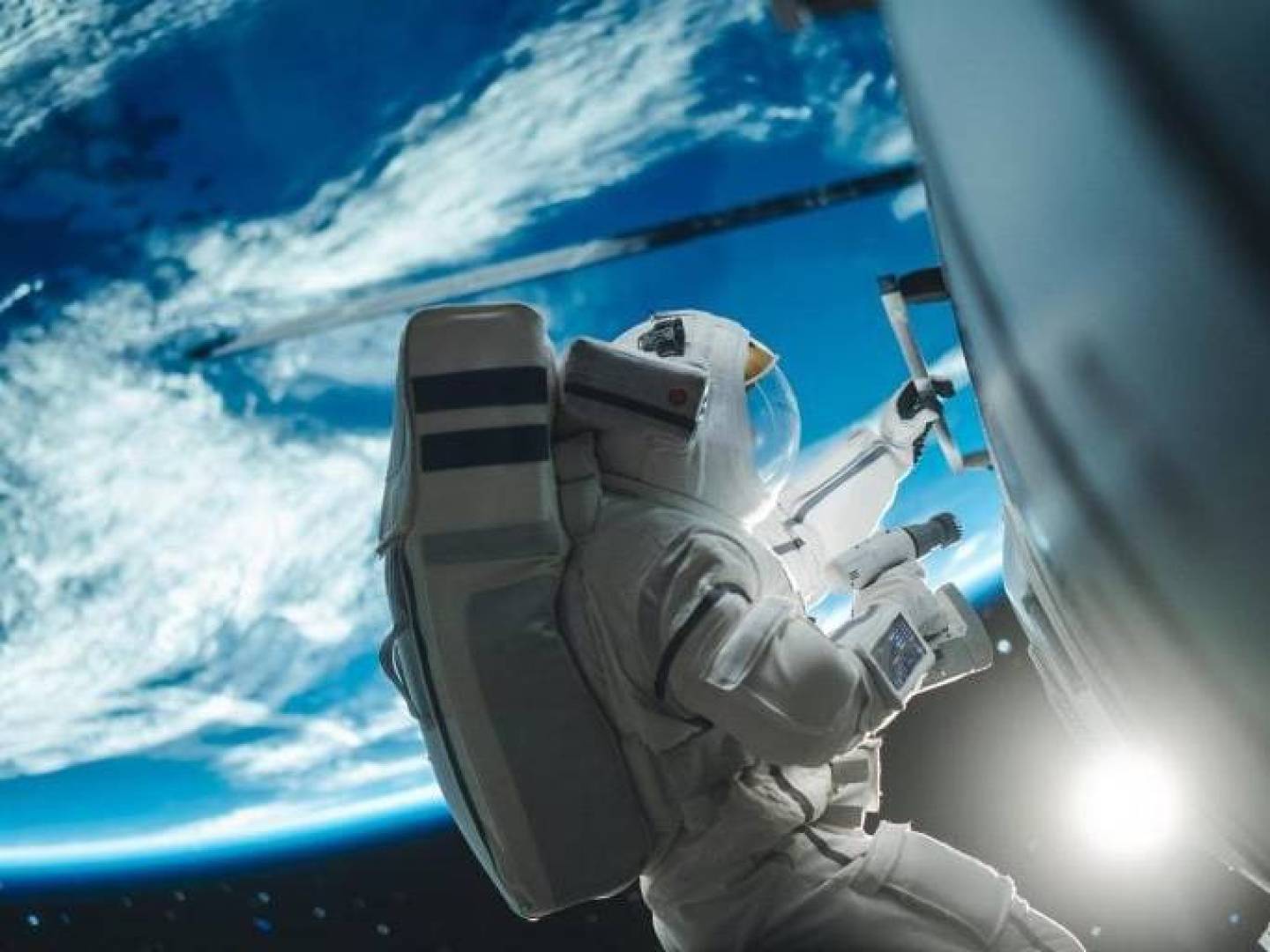 «ذكاء اصطناعي مبتكر يتوقع الرياح الشمسية قبل 4 أيام لحماية الأقمار الصناعية»