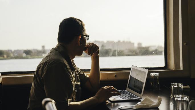 «تحوّل رقمي في مصر يواجه عقبة المعاملات الورقية»