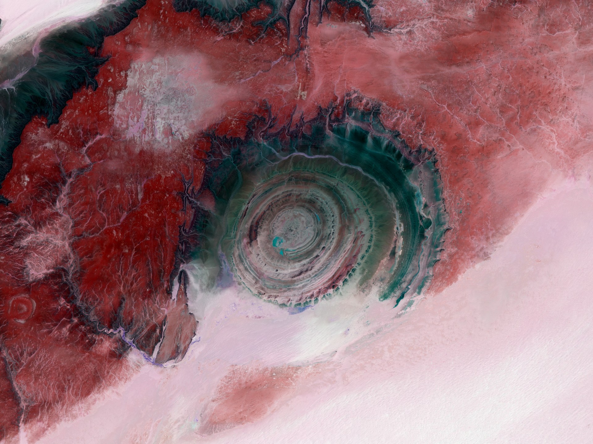 «استكشفوا جمال “عين الصحراء” الموريتانية عبر الصور الجديدة لوكالة الفضاء الأوروبية»