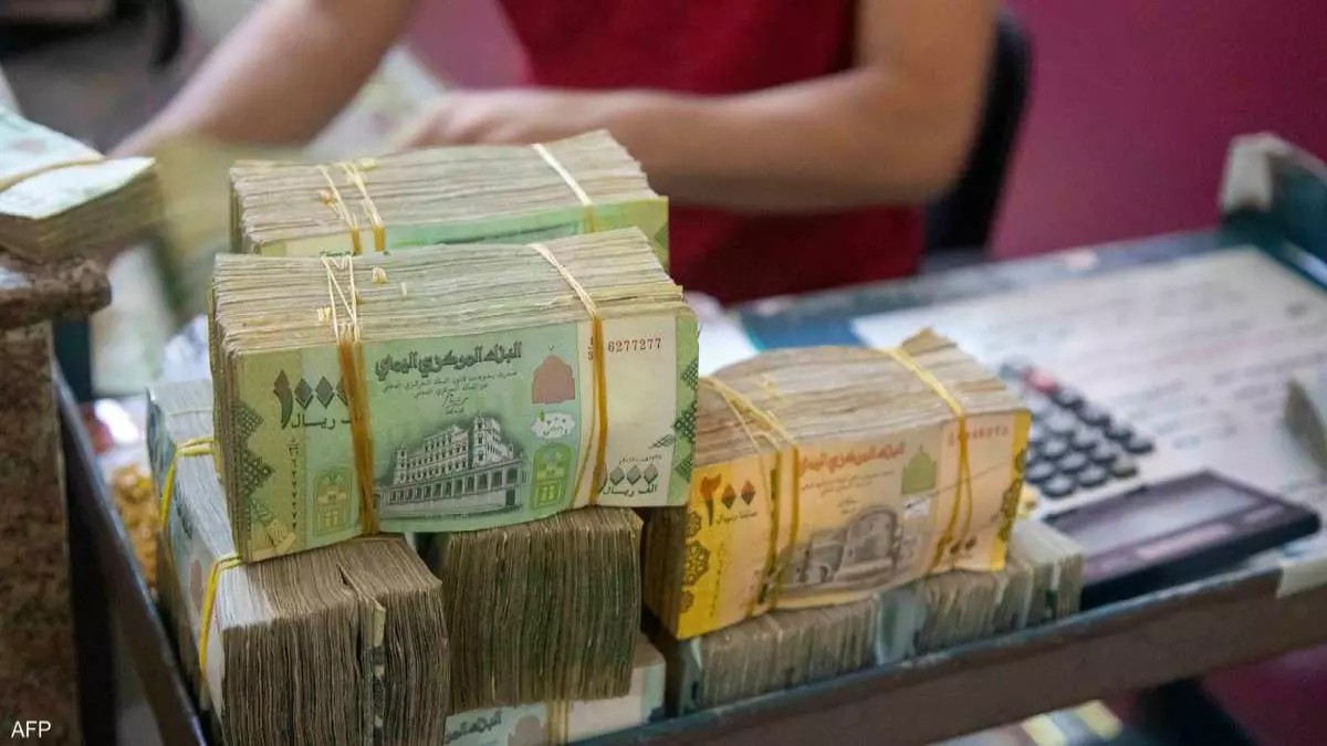 «أمطار الخير تسقط في اليمن» توزيع ملايين الريالات للمواطنين في هذه المحافظة