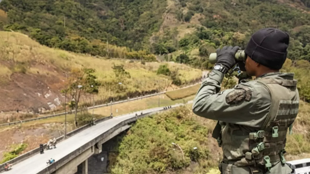 «استعدادات مكثفة في فنزويلا مع اقتراب حاملة الطائرات الأمريكية العملاقة ومادورو يحشد 8 ملايين مدني للرد»