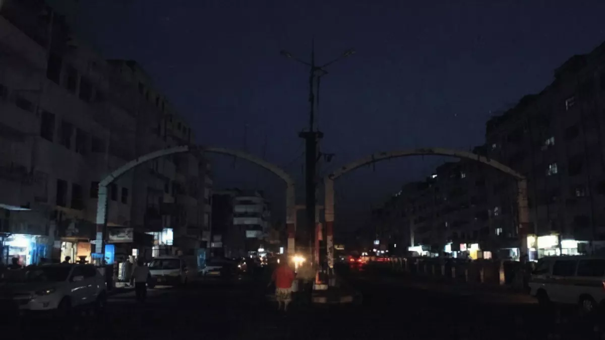 «كيرفان ظلامي»… عدن تعيش 13 ساعة من blackout يومياً، والنساء والأطفال يعانون من قيظ الصيف!