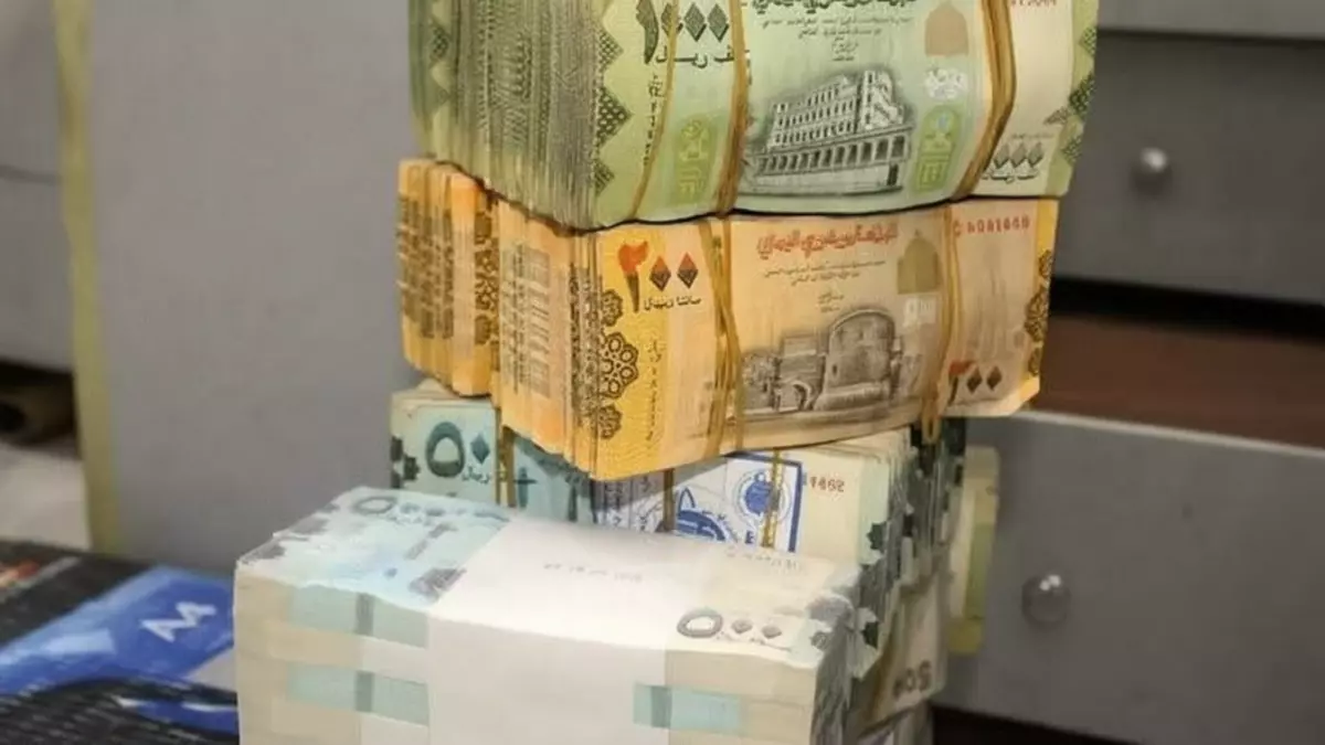 «بنك عدن يساهم في حل أزمة المرتبات ويفتح آفاق جديدة لآلاف المعلمين والموظفين في خمس محافظات»