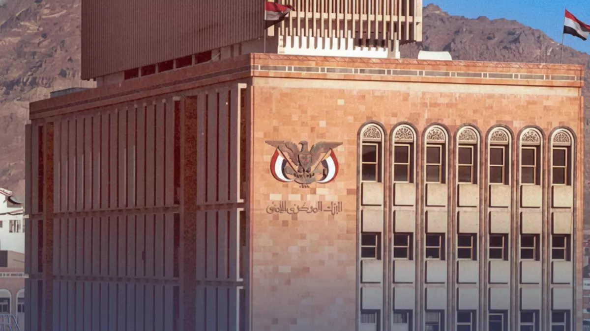 «البنك المركزي يكسر صمت 11 عاماً» مرتبات أكتوبر تصل للموظفين – هل انتهت المأساة؟