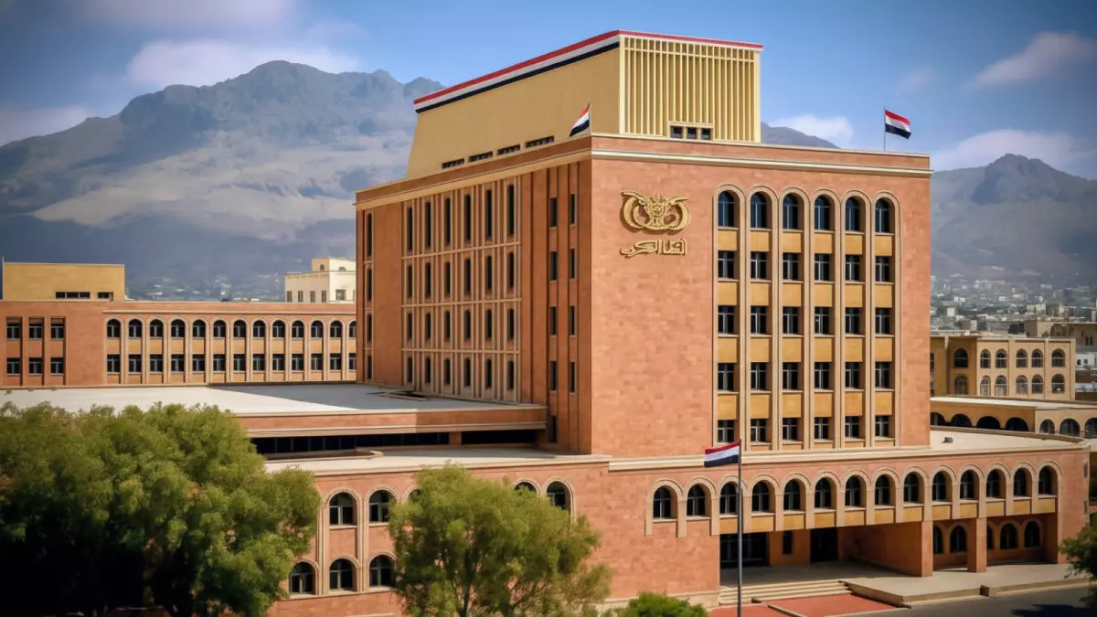 «نصف راتب لموظفي الدولة في صنعاء بعد انتظار طويل هل يُعتبر حلاً أم مجرد مسكن؟»