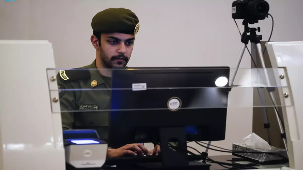 «وداعًا لهوية الزائر والمقيم» الجوازات السعودية تكشف عن بديل ثوري بصلاحية 5 سنوات!