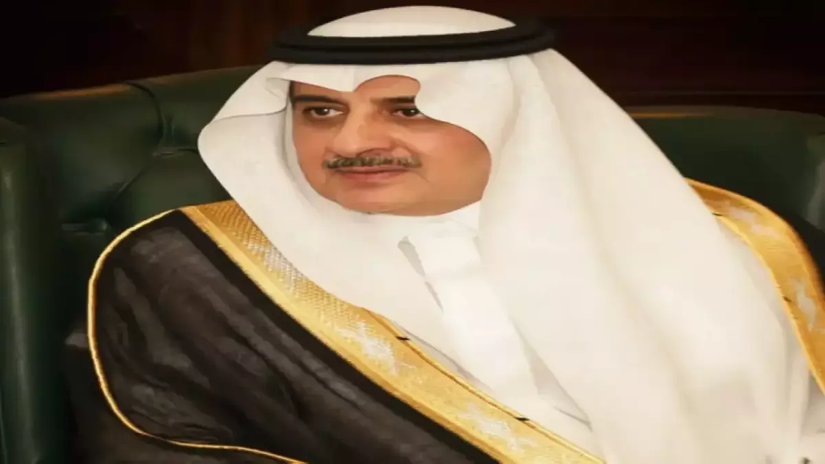 «لوحة وفاء غير عادية» أمير تبوك يعزي أسرة الطرباق بعد فقدان محافظ الوجه السابق