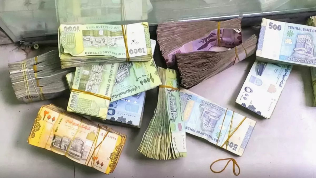 «أزمة حادة: الفارق 200% في سعر الدولار بين صنعاء وعدن يثير مخاوف من انهيار الريال اليمني»