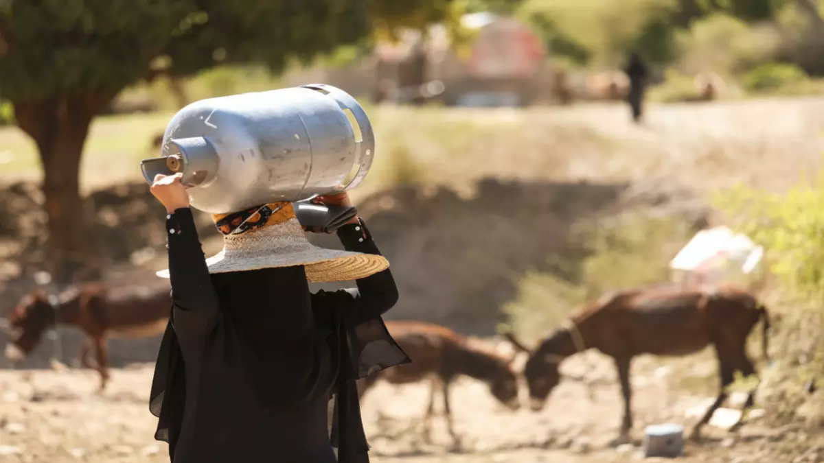 «أزمة الغاز تعصف بعدن… طوابير لا تنتهي بسبب التقطعات القبلية»