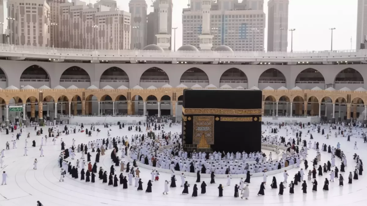 «تحذير شديد: السعودية تفرض تخفيضاً بنسبة 66% على تأشيرة العمرة لمدة 30 يوماً مما يترك ملايين المعتمرين في حيرة»