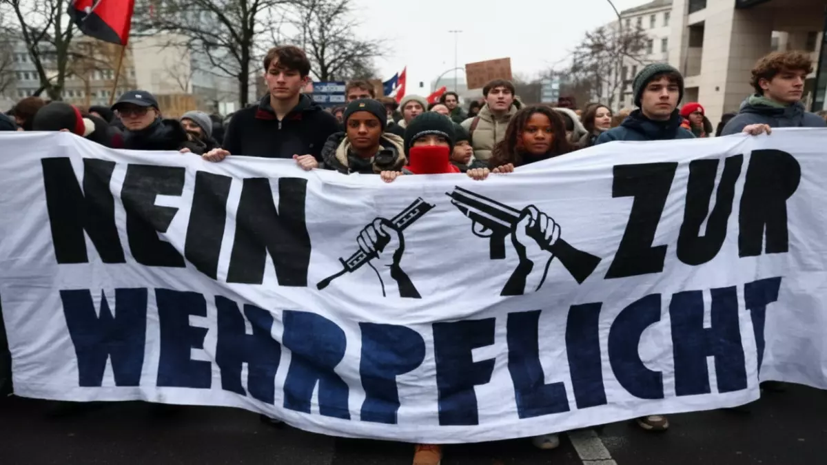 «قرار مثير للجدل: ألمانيا تفرض التجنيد الإجباري على الشباب بدءًا من 2026 مع راتب شهري يصل إلى 2600 يورو وسط احتجاجات صاخبة»