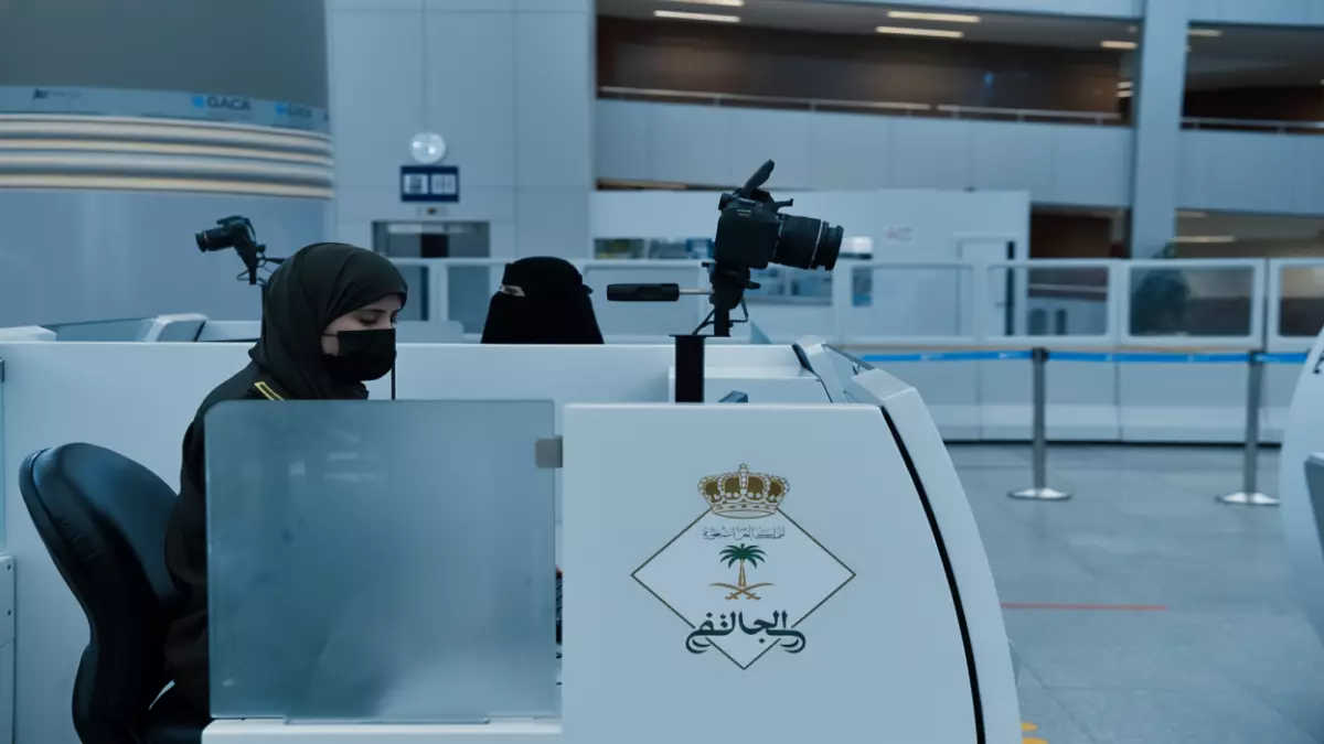 «الجوازات تحسم الجدل نهائياً» الحاضنات يمكنهن السفر بأطفالهن دون الحاجة لموافقة الأب