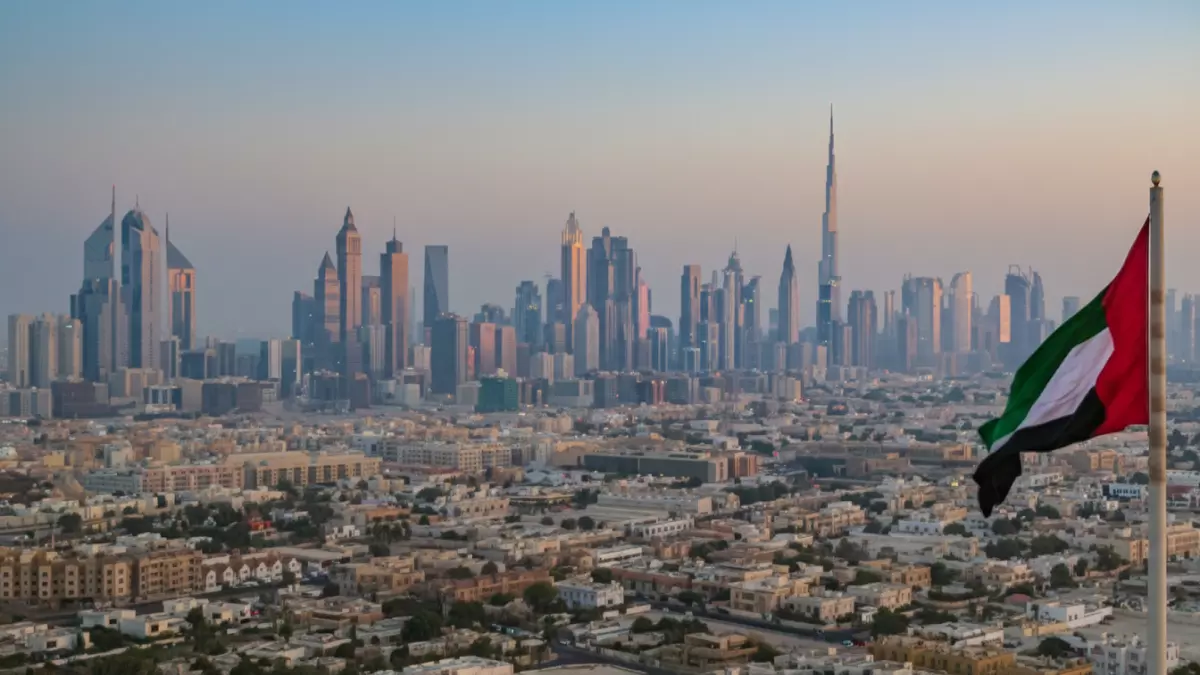 «تحذير شديد: ضباب كثيف يسيطر على الإمارات أسبوعاً بالكامل مع رطوبة تصل إلى 90% تؤثر على حركة المرور»