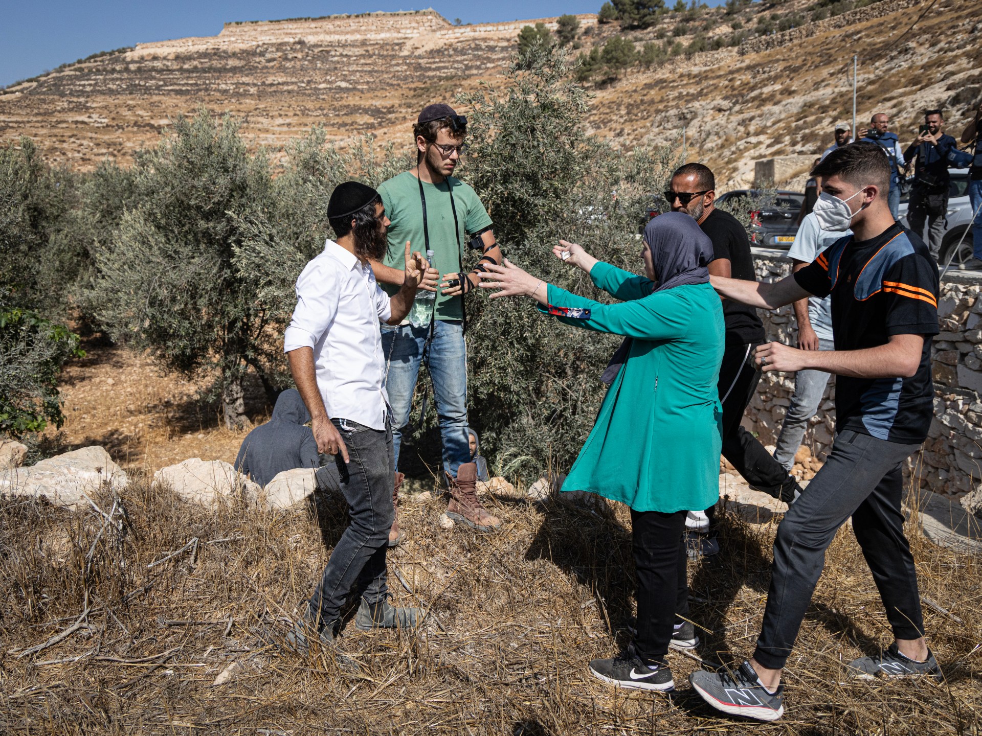 «تصاعد التوترات: الاحتلال يقتل فلسطينييْن ويخلي مستوطنات استعدادًا للزيارة الأمريكية»