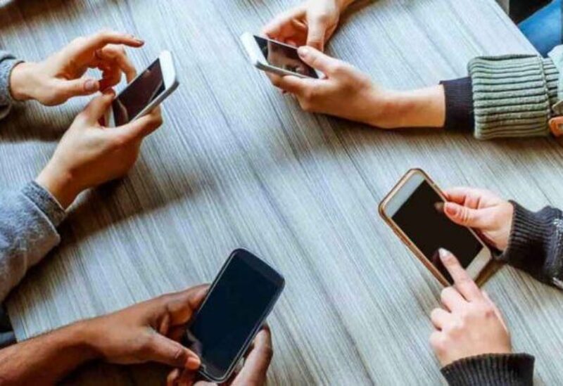 «تنبؤات حول “موته” الوشيك للهاتف الذكي.. ما هو البديل الذي يُحضر له العلماء؟»