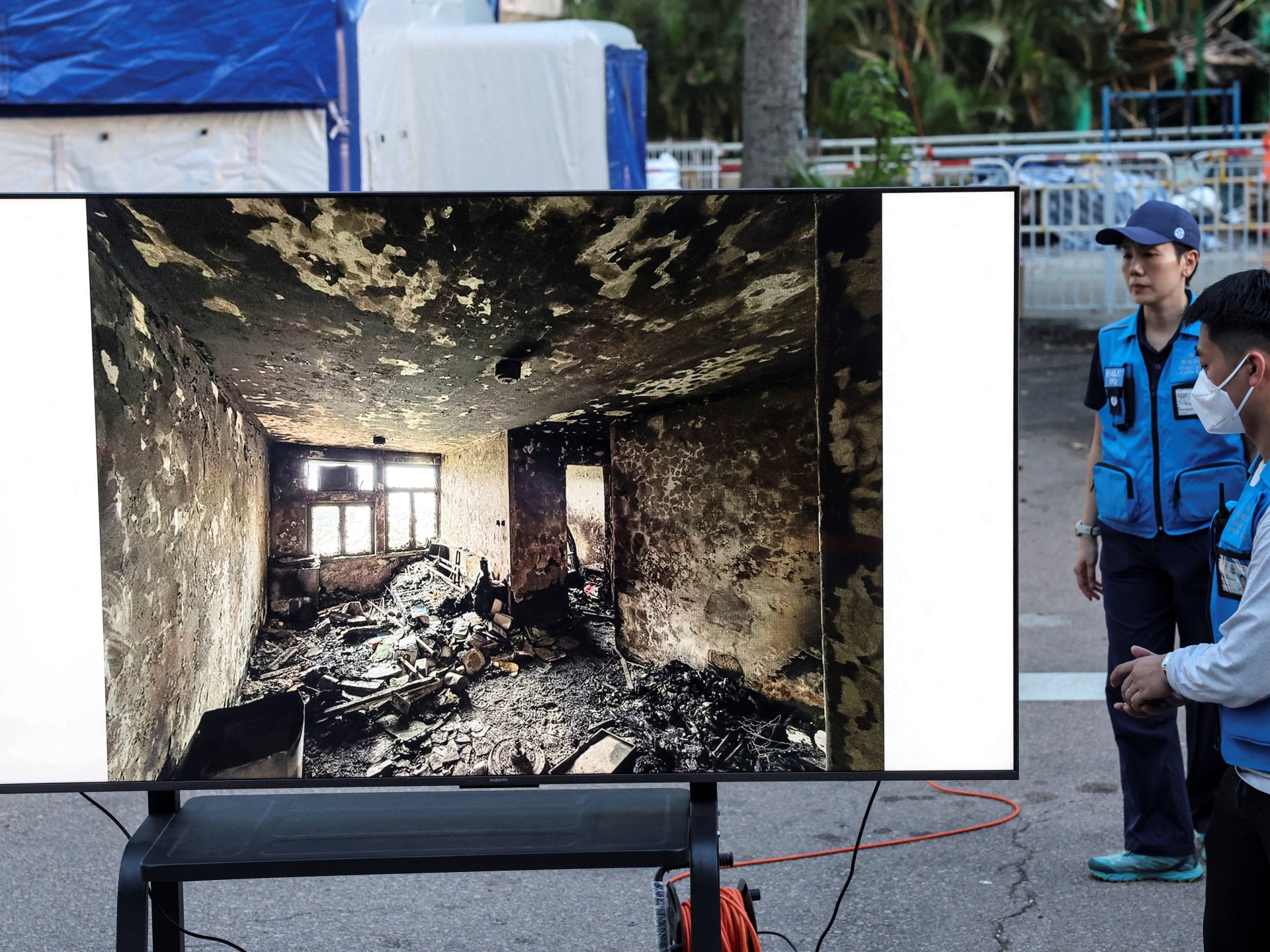 «ألسنة اللهب تلتهم هونغ كونغ بسرعة البرق» حريق مدمر يمتد إلى 8 أبراج سكنية ويثير التساؤلات حول الأسباب الحقيقية وراء انتشاره السريع