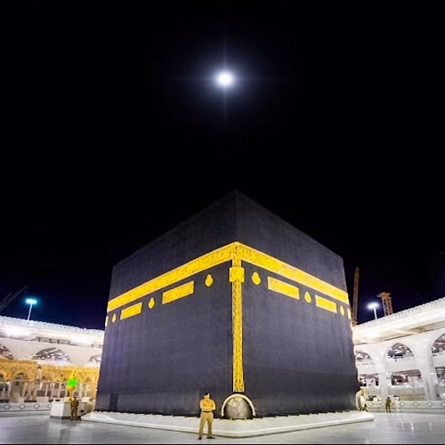 «سماء ساحرة تضيء الليلة» القمر العملاق يلتقي بالمشتري فوق الكعبة في الفجر