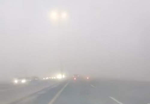 «ضباب كثيف ينذر بـ 10 ساعات من التحديات في القطيف ومدن الشرقية»