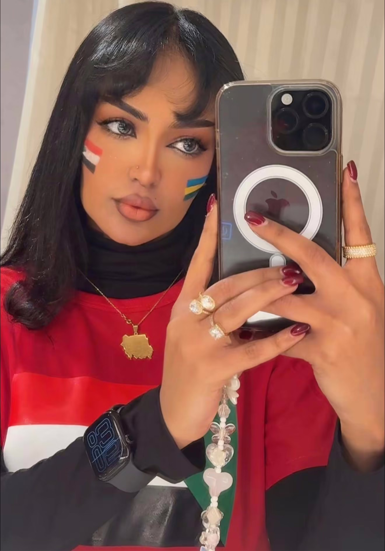 «مشجعة صقور الجديان تأسر القلوب بلقطة مؤثرة بعد نهاية المباراة: “راسنا مرفوع وما دموع انكسار”»